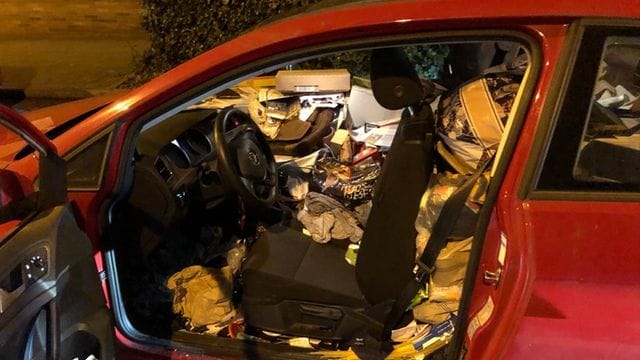 Das Auto war so vollgemüllt, dass der Fahrer kaum noch Platz zum sicheren Steuern hatte. Das Auto war so vollgemüllt, dass der Fahrer kaum noch Platz zum sicheren Steuern hatte.