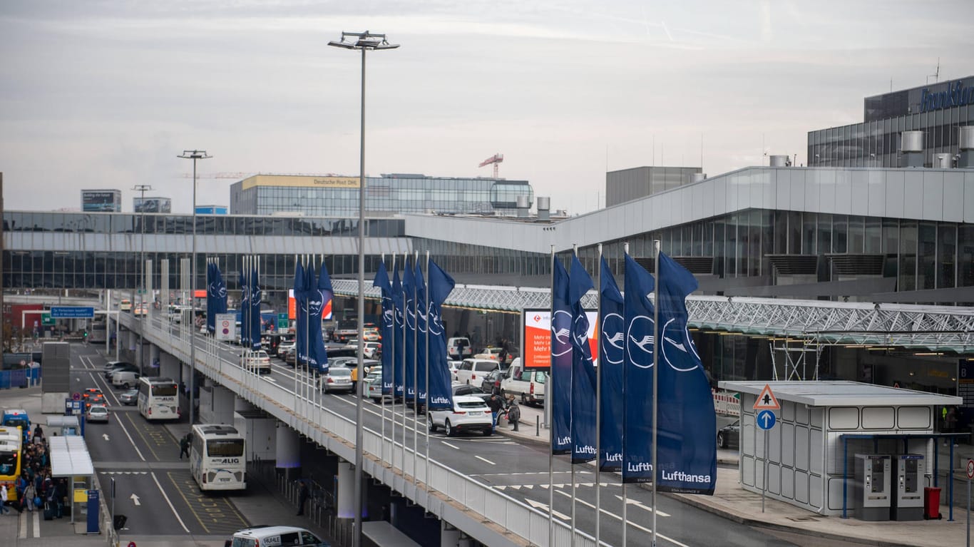 Terminal 1 am Flughafen Frankfurt (Archivbild): Drei der Männer belästigten Flugbegleiterinnen.