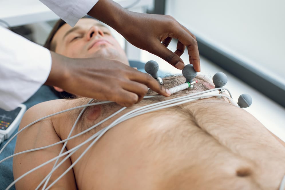 Elektroden für ein EKG anlegen