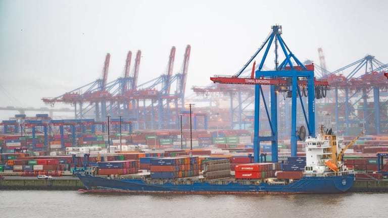 Gestapelte Container im Hafen (Archivbild): Die ein- und ausfahrenden Schiffe können nun schwerer beladen werden.