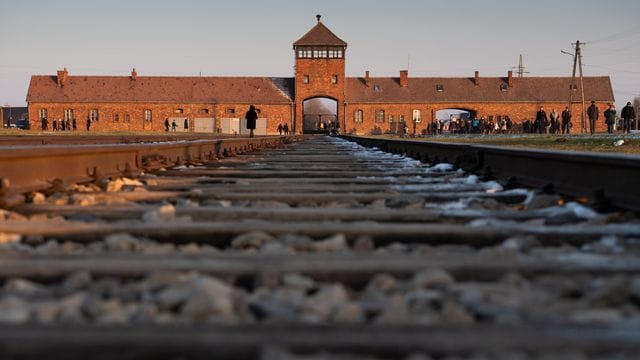 Blick auf das Eingangsportal (Innenseite) im ehemaligen deutschen Konzentrations- und Vernichtungslager Auschwitz.