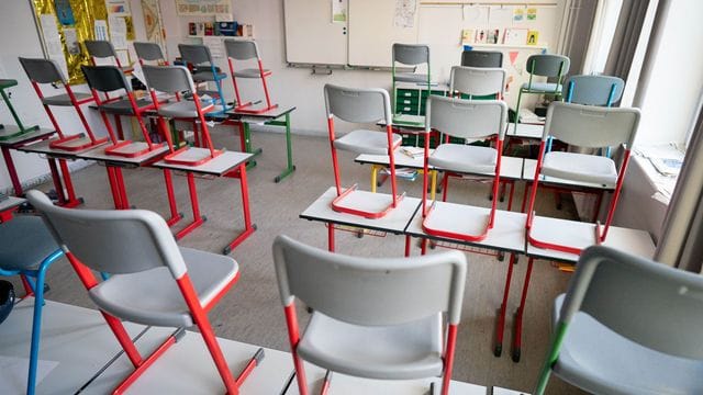 Stühle stehen in einer Schule in Friedenau auf den Tischen Stühle stehen in einer Schule in Friedenau auf den Tischen