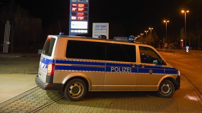 Ein Streifenwagen der Polizei fährt auf eine Tankstelle (Symbolbild): Die Maskenverweigerin soll auf die Mitarbeiterin eingeschlagen haben.
