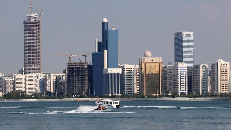 Skyline von Abu Dhabi: Die Stadt ist ein Drehkreuz im internationalen Luftverkehr sowie wichtiger Handelsplatz und Standort auch für ausländische Unternehmen.