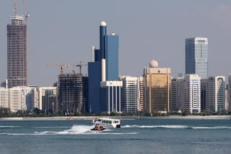 Skyline von Abu Dhabi: Die Stadt ist ein Drehkreuz im internationalen Luftverkehr sowie wichtiger Handelsplatz und Standort auch für ausländische Unternehmen.