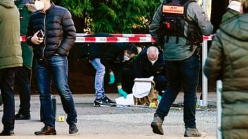 Polizeibeamte sichern Spuren am Gelände des Botanischen Gartens der Heidelberger Universität. Ein Mann hat dort auf mehrere Menschen geschossen und sich danach selbst getötet. Ein Opfer erlag seinen Verletzungen.