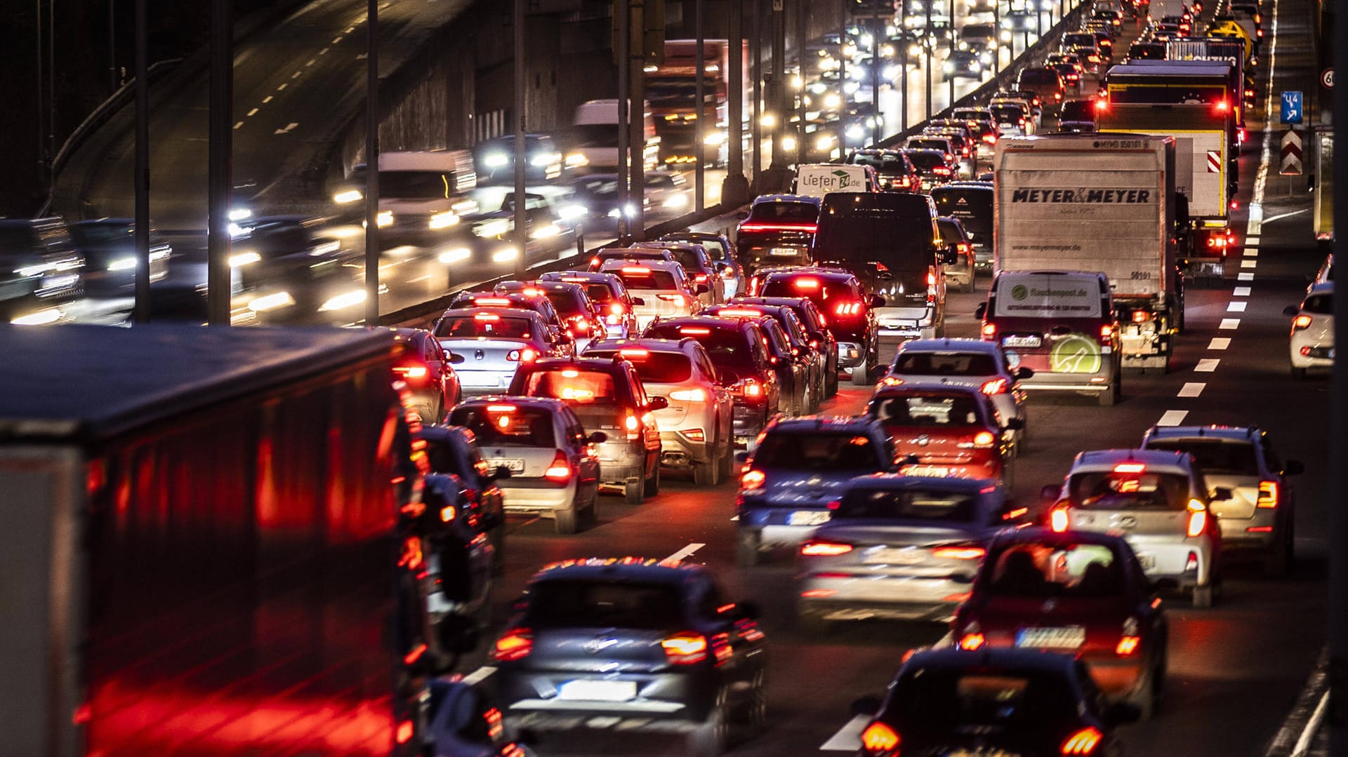 Stockender Verkehr auf der A100 in Berlin: Mit einem Hungerstreik konnten die Aktivisten hinter der Aktion bereits ein Gespräch mit Olaf Scholz erreichen. Stockender Verkehr auf der A100 in Berlin: Mit einem Hungerstreik konnten die Aktivisten hinter der Aktion bereits ein Gespräch mit Olaf Scholz erreichen.