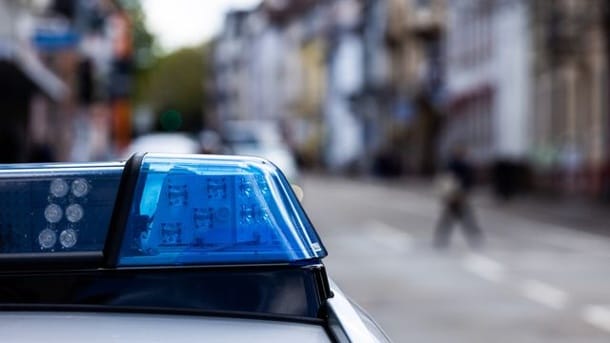 Ein Einsatzfahrzeug der Polizei steht am Straßenrand (Symbolbild): Einige Partygäste seien über angrenzende Dächer geflohen, meldet die Polizei. Ein Einsatzfahrzeug der Polizei steht am Straßenrand (Symbolbild): Einige Partygäste seien über angrenzende Dächer geflohen, meldet die Polizei.