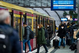 Fahrgäste steigen am Hauptbahnhof in eine S-Bahn (Archivbild): Bereits ab Dienstag sollen einige Linien weniger häufig fahren.