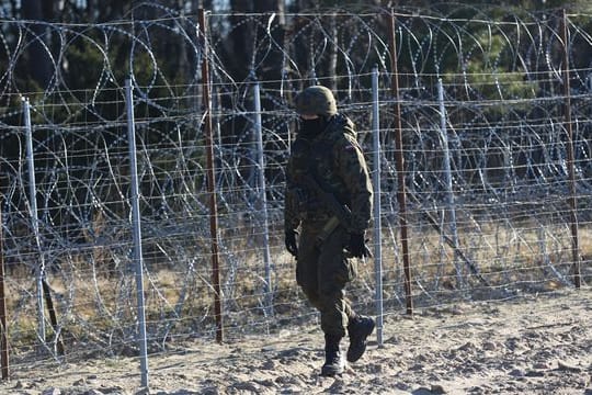 Polen will die Befestigung an der EU-Außengrenze zu Belarus dauerhaft errichten.