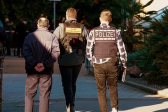 Polizisten auf dem Uni-Campus in Heidelberg: Hier hat es am Montagmittag einen Amoklauf gegeben.