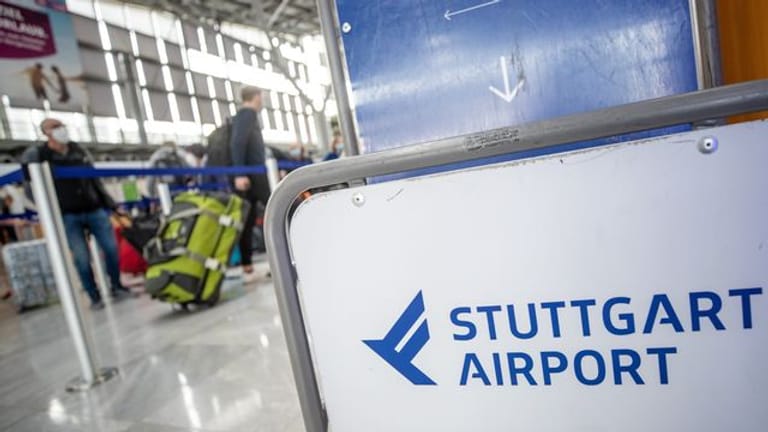 Passagiere gehen durch den Stuttgarter Flughafen