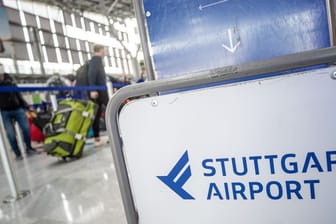 Passagiere gehen durch den Stuttgarter Flughafen