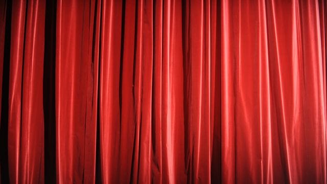 Der rote Vorhang eines Theaters ist geschlossen