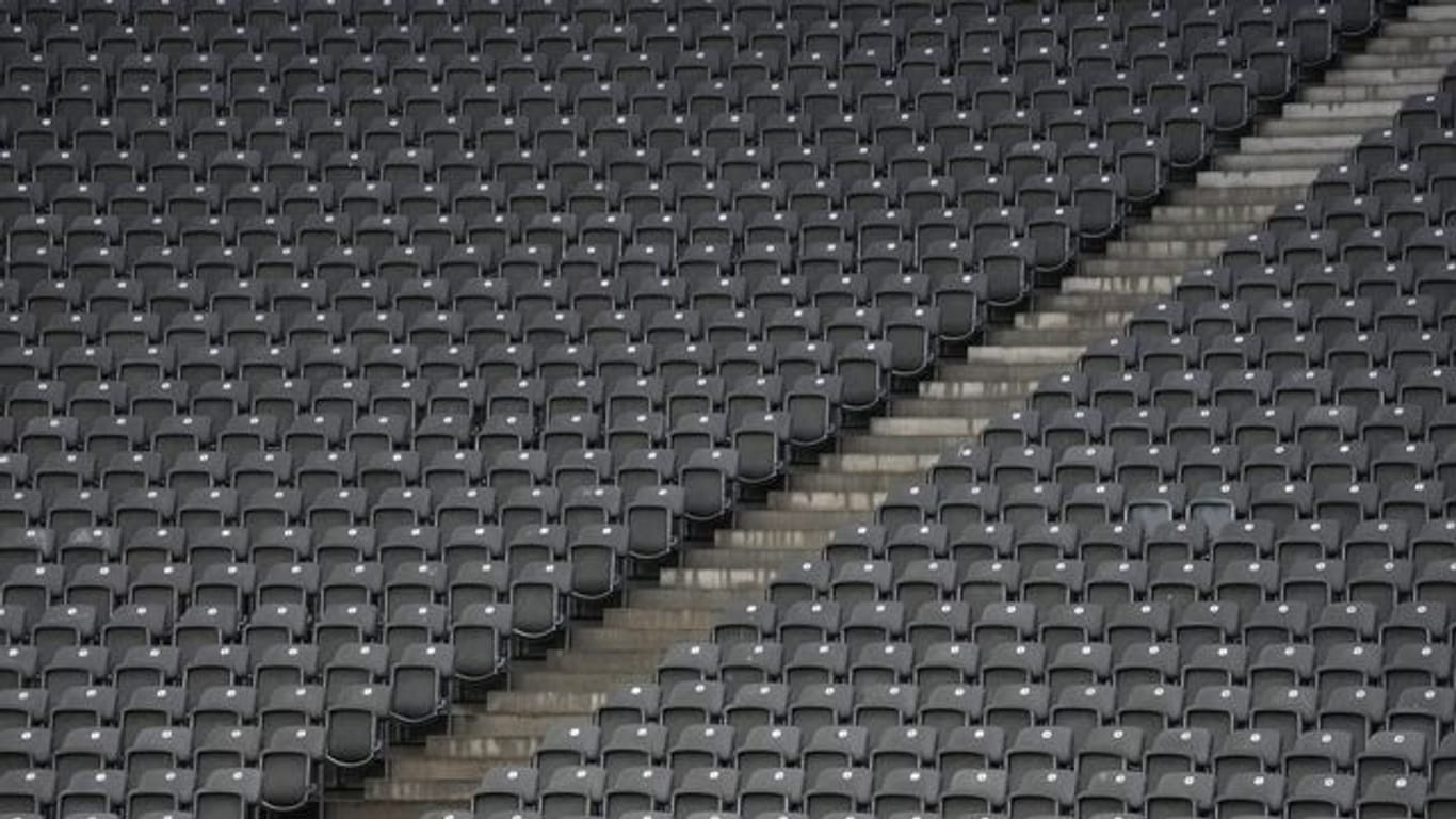 Die leeren Sitzreihen in der Ostkurve des Berliner Olympiastadions.