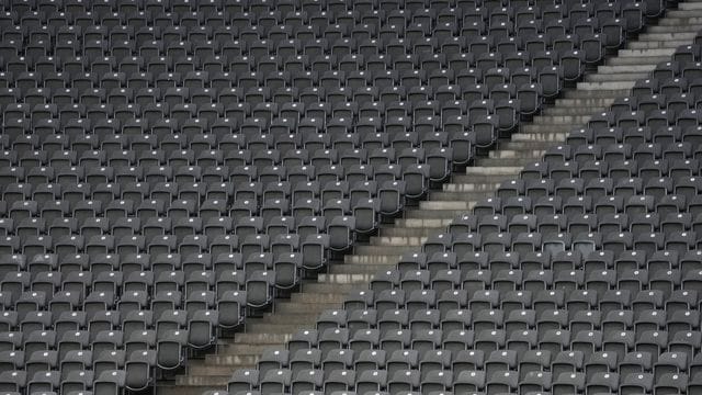 Die leeren Sitzreihen in der Ostkurve des Berliner Olympiastadions. Die leeren Sitzreihen in der Ostkurve des Berliner Olympiastadions.