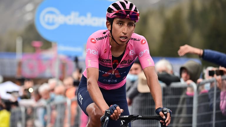 Egan Bernal beim Giro d'Italia 2021: Der Kolumbianer war nun in einen schweren Unfall verwickelt.