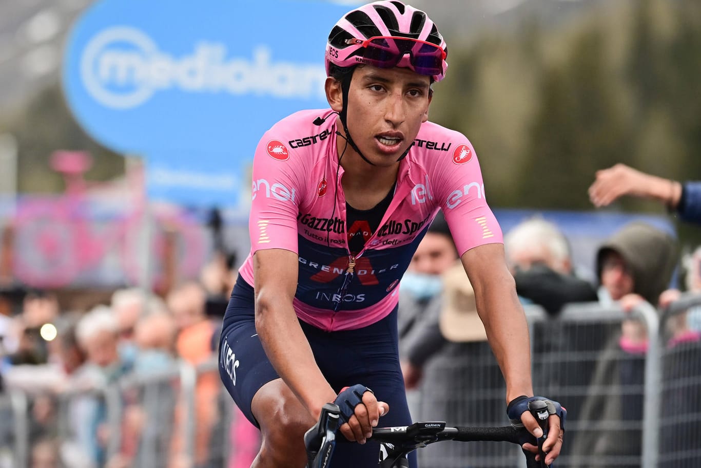Egan Bernal beim Giro d'Italia 2021: Der Kolumbianer war nun in einen schweren Unfall verwickelt.