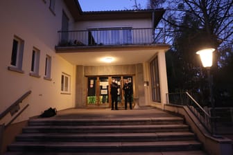 Polizisten bewachen den Eingang eines Universitätsgebäudes in Heidelberg: Eine Person starb an den Folgen der Amoktat, auch der Täter ist tot.