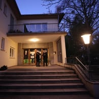 Polizisten bewachen den Eingang eines Universitätsgebäudes in Heidelberg: Eine Person starb an den Folgen der Amoktat, auch der Täter ist tot.