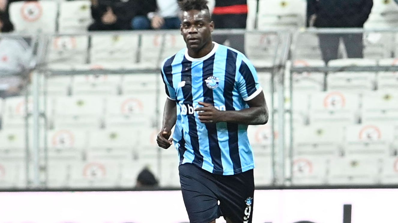 Mario Balotelli im Trikot von Adana Demirspor: Der Angreifer spielt seit Sommer 2021 beim türkischen Klub.