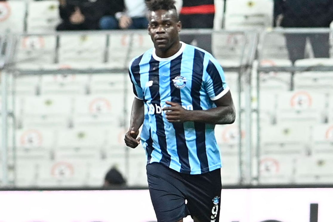 Mario Balotelli im Trikot von Adana Demirspor: Der Angreifer spielt seit Sommer 2021 beim türkischen Klub.