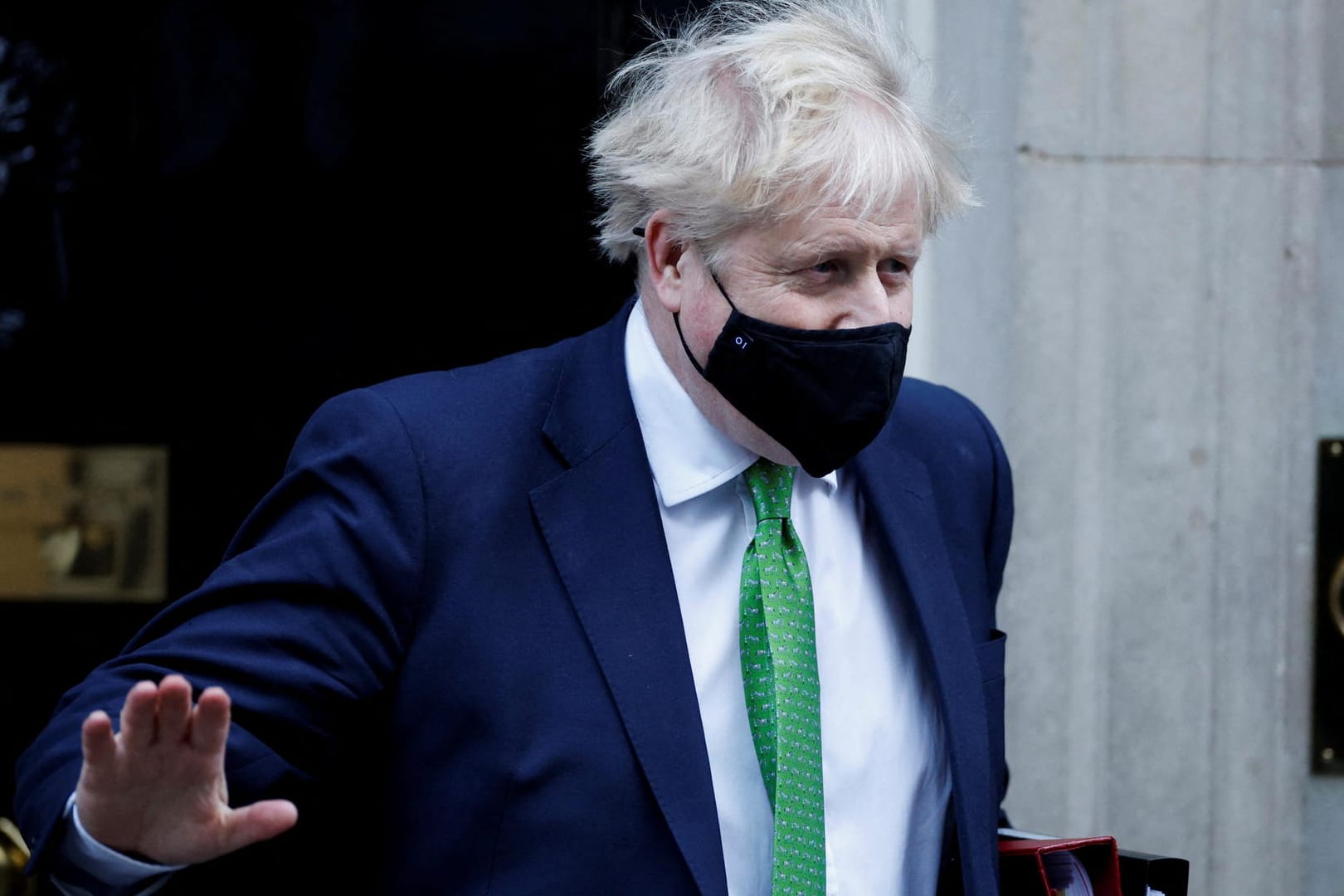 Boris Johnson vor seinem Amtssitz: Ein Fernsehsender berichtet, der britische Premier habe während des Lockdowns eine Geburtstagsparty gefeiert.