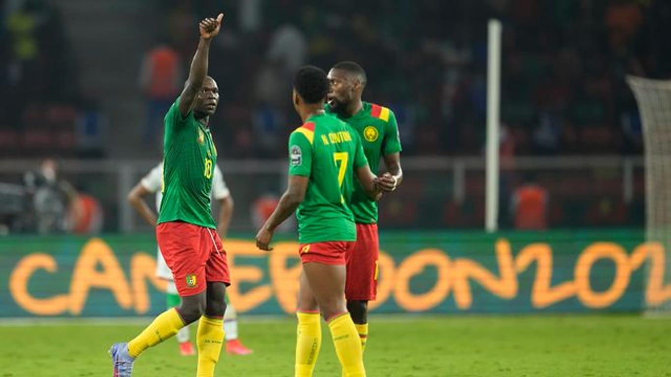 Kameruns Vincent Aboubakar (l) traf zum zwischenzeitlichen 2:0.