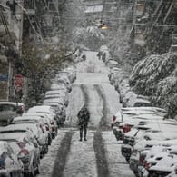 Schneechaos in Athen: In Griechenland und in der Türkei hat ein Wintereinbruch den Verkehr zum Erliegen gebracht.