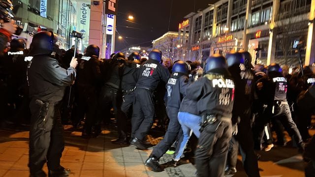 Teilnehmende einer Demonstration gegen die Corona-Maßnahmen und Polizisten stehen sich in der Innenstadt gegenüber.