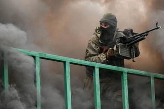 Ein russischer Soldat bei einem Manöver: Russland hat zahlreiche Truppenverbände für einen konventionellen Angriff auf die Ukraine zusammengezogen.