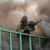 Ein russischer Soldat bei einem Manöver: Russland hat zahlreiche Truppenverbände für einen konventionellen Angriff auf die Ukraine zusammengezogen.