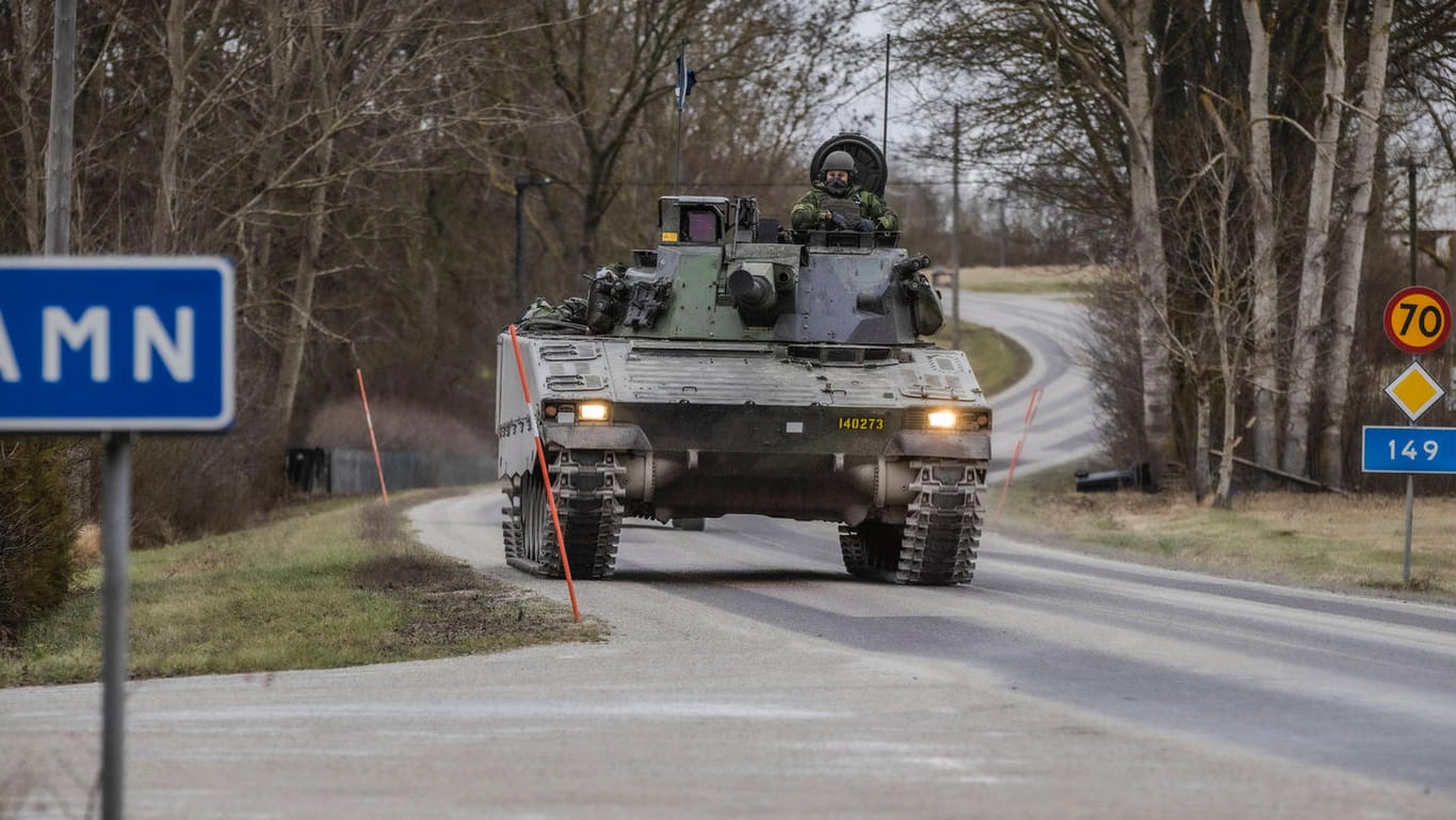Ein schwedischer Panzer in Gotland: Auch die skandinavischen Länder setzen aufgrund des Ukraine-Konflikts ihre Armeen in Alarmbereitschaft.