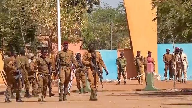 Meuternde Soldaten vor dem Militärlager Guillaume Ouedraogo.