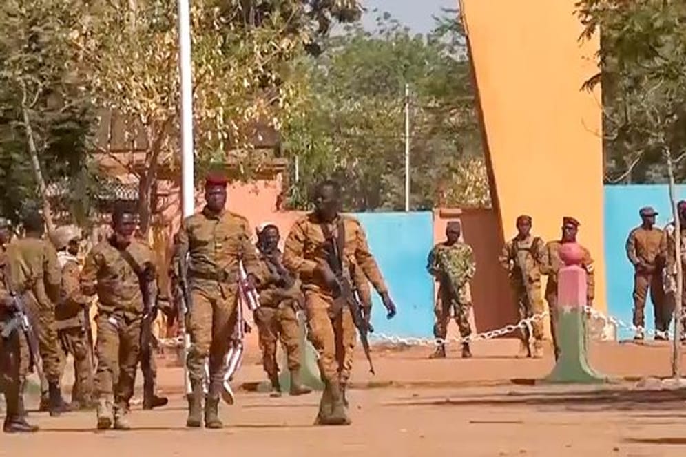 Meuternde Soldaten vor dem Militärlager Guillaume Ouedraogo.