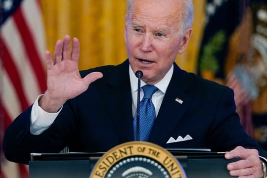 Joe Biden spricht während eines Treffens im Weißen Haus.