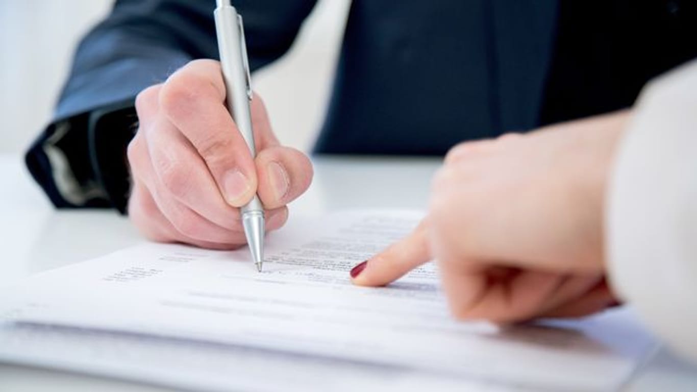 Bevor Beschäftigte ihre Unterschrift unter den Arbeitsvertrag setzen, sollten sie alle Klauseln genau prüfen.