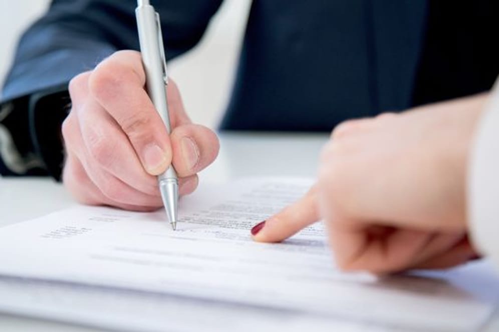 Bevor Beschäftigte ihre Unterschrift unter den Arbeitsvertrag setzen, sollten sie alle Klauseln genau prüfen.