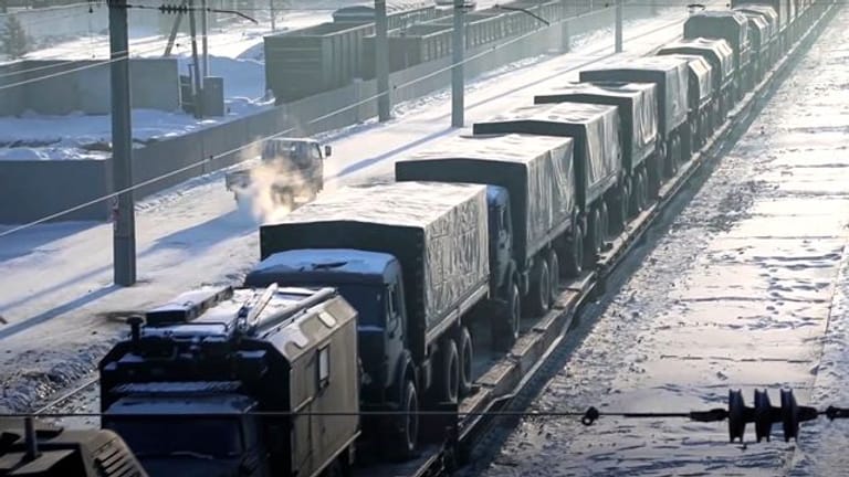 Russische Militärfahrzeuge auf einem Bahnsteig sind auf dem Weg zu einer gemeinsamen Militärübung in Belarus.