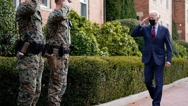 "Es werden keine amerikanischen Kräfte in die Ukraine verlegt": US-Präsident Joe Biden (r). "Es werden keine amerikanischen Kräfte in die Ukraine verlegt": US-Präsident Joe Biden (r).