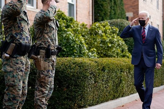 "Es werden keine amerikanischen Kräfte in die Ukraine verlegt": US-Präsident Joe Biden (r).