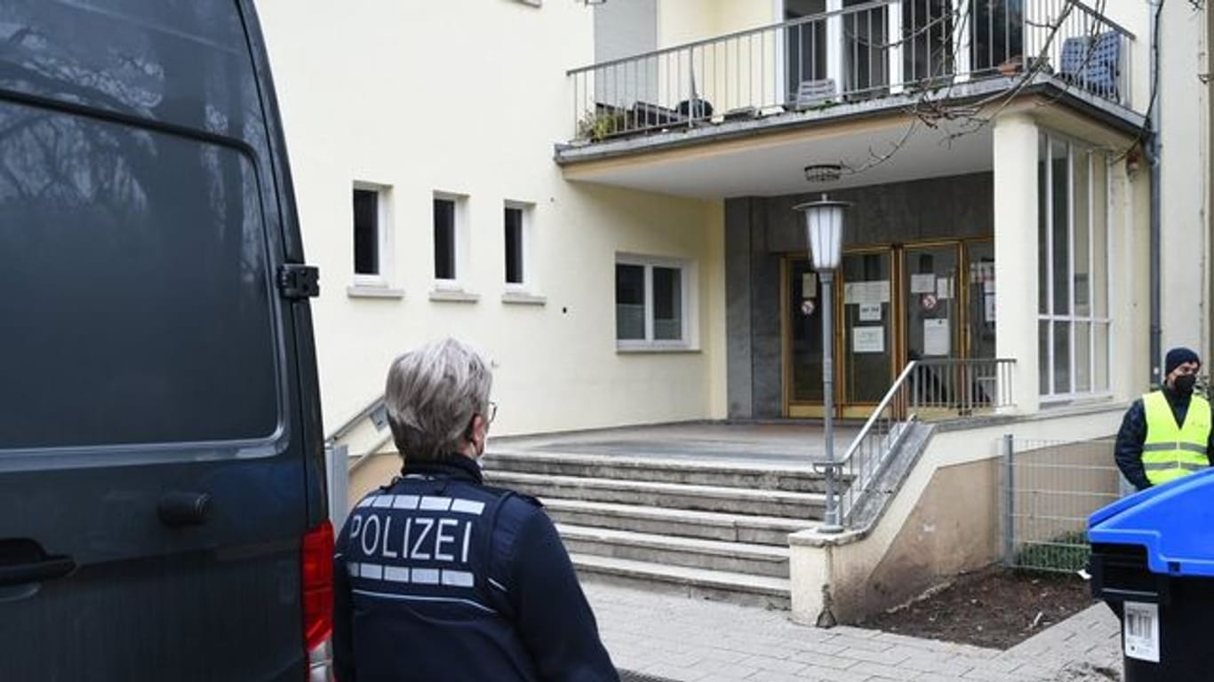 Der Tatort des Amoklaufs: Polizei am Eingang zum Gebäude auf dem Gelände der Heidelberger Universität.