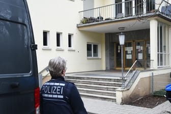Der Tatort des Amoklaufs: Polizei am Eingang zum Gebäude auf dem Gelände der Heidelberger Universität.