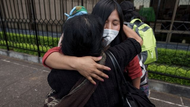 Frauen umarmen sich vor dem Obersten Gerichtshof in Guatemala-Stadt.