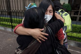 Frauen umarmen sich vor dem Obersten Gerichtshof in Guatemala-Stadt.