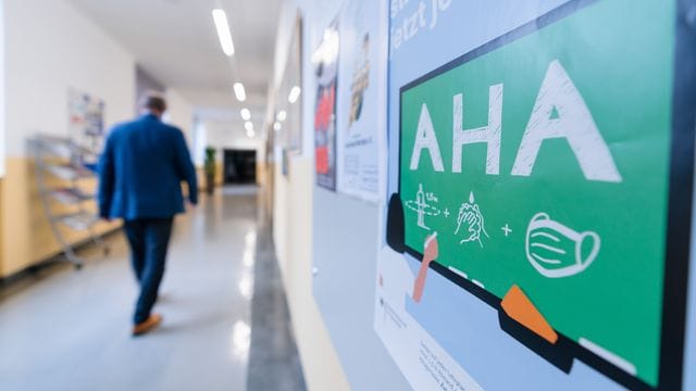 An der Wand eines Flurs in einem Gymnasium ist ein Hinweis auf die AHA-Regeln angebracht. An der Wand eines Flurs in einem Gymnasium ist ein Hinweis auf die AHA-Regeln angebracht.