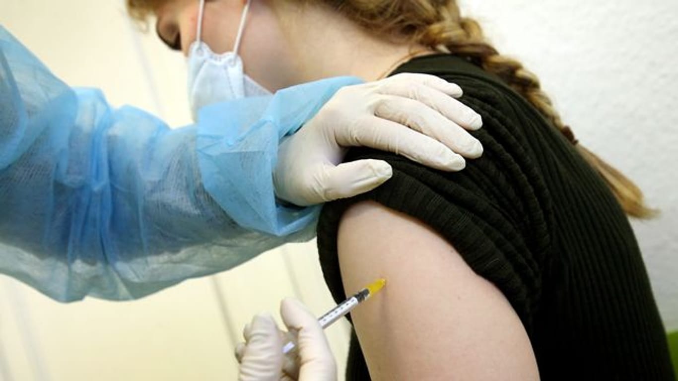 Unter Omikron noch sinnvoll? Eine Frau bekommt ihre Booster-Impfung.