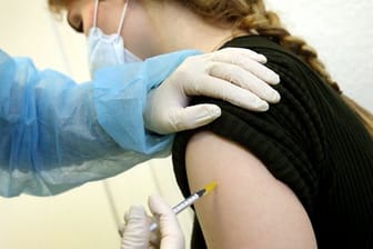 Unter Omikron noch sinnvoll? Eine Frau bekommt ihre Booster-Impfung.