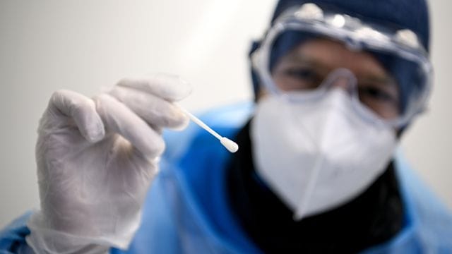 Die Fachminister von Bund und Ländern hatten beschlossen, dass PCR-Tests vorrangig bei Menschen aus Risikogruppen und Beschäftigten eingesetzt werden sollen. Die Fachminister von Bund und Ländern hatten beschlossen, dass PCR-Tests vorrangig bei Menschen aus Risikogruppen und Beschäftigten eingesetzt werden sollen.