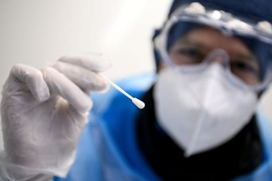 Die Fachminister von Bund und Ländern hatten beschlossen, dass PCR-Tests vorrangig bei Menschen aus Risikogruppen und Beschäftigten eingesetzt werden sollen.